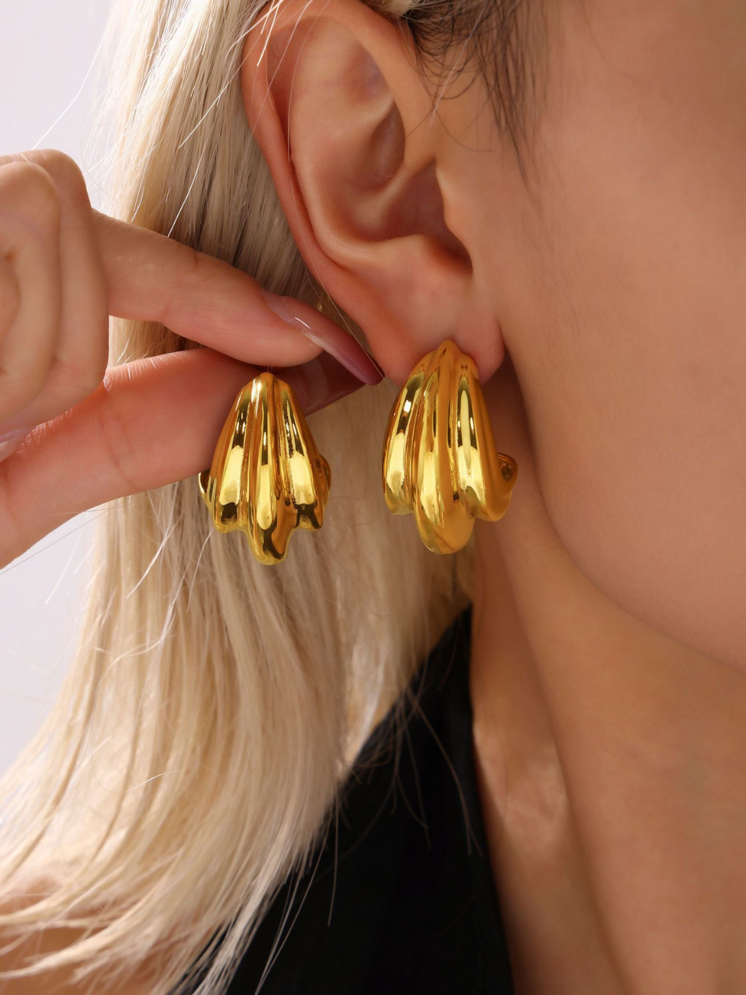 Aros dorados con ondas atrevidas