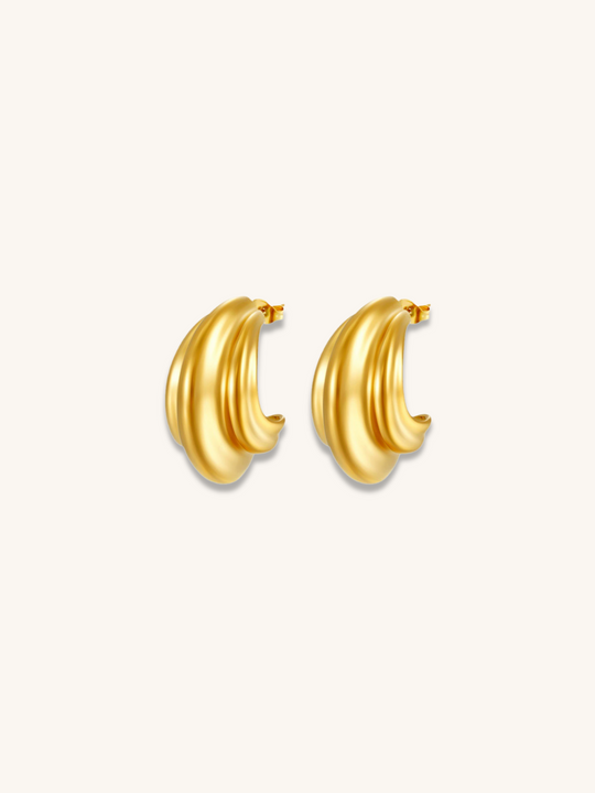 Aros dorados con ondas atrevidas