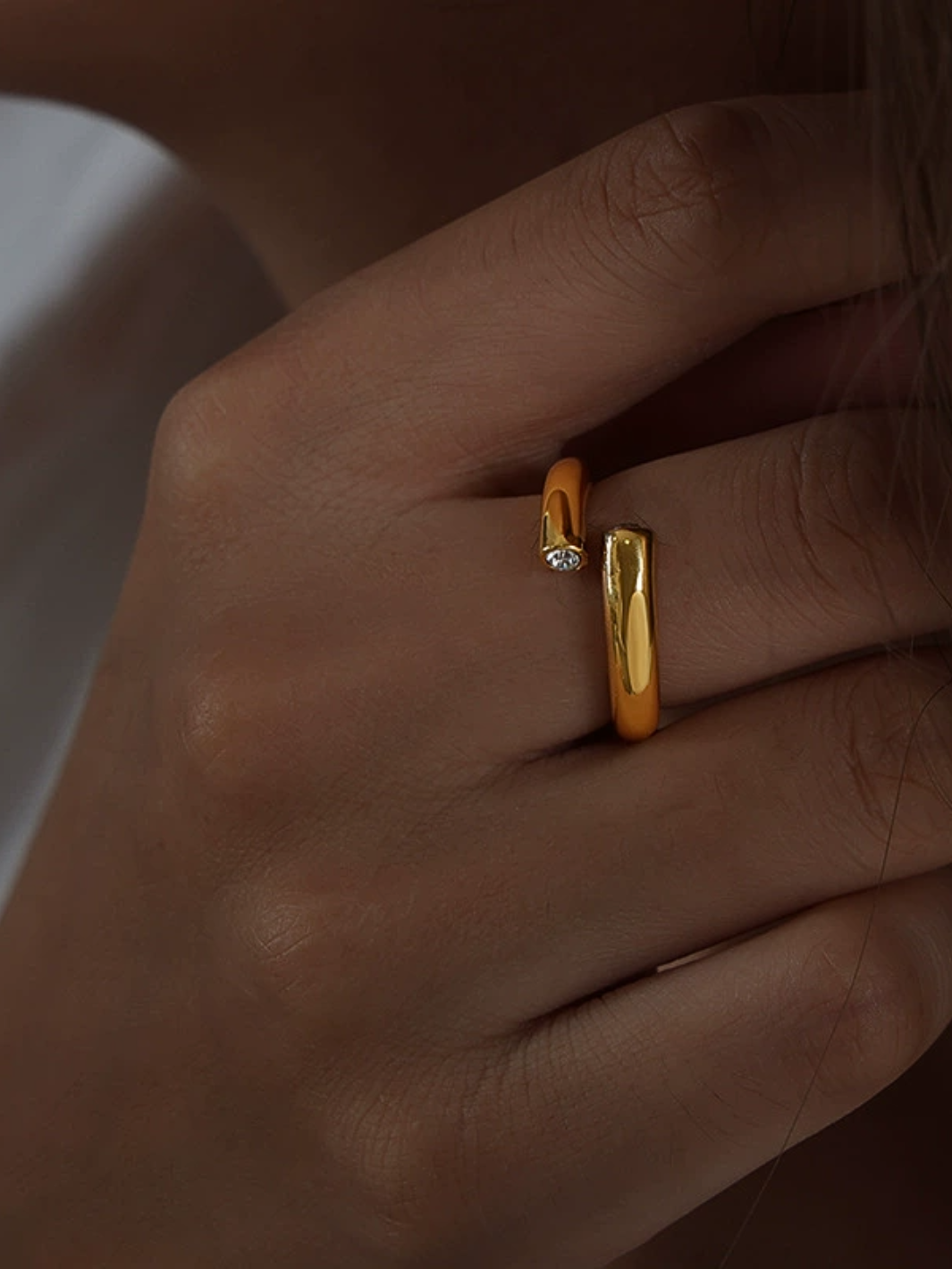 Anillo de arco dorado