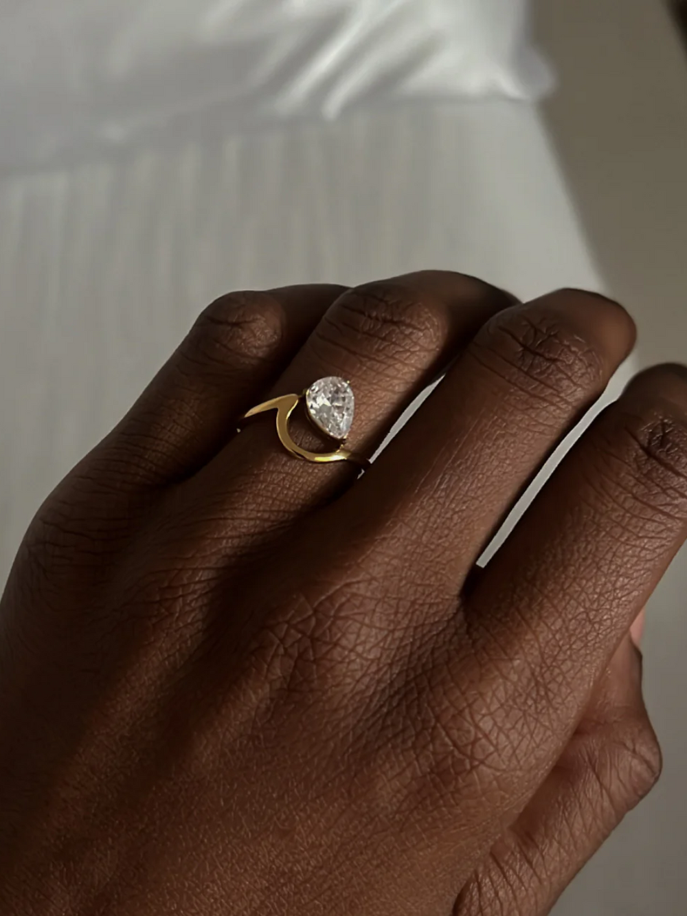 Anillo solitario de corazón dorado