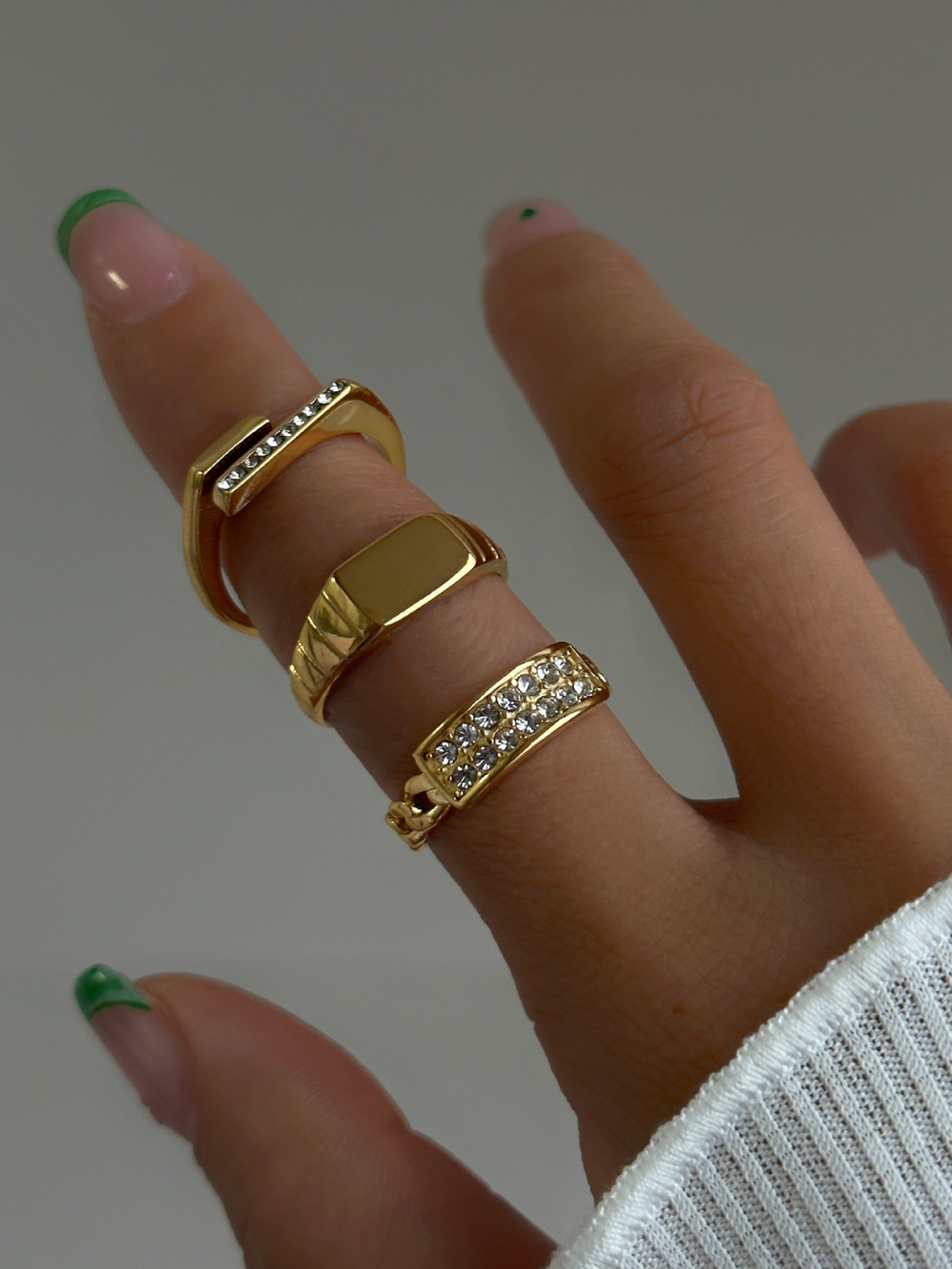 Goldener, eleganter, verstellbarer Ring